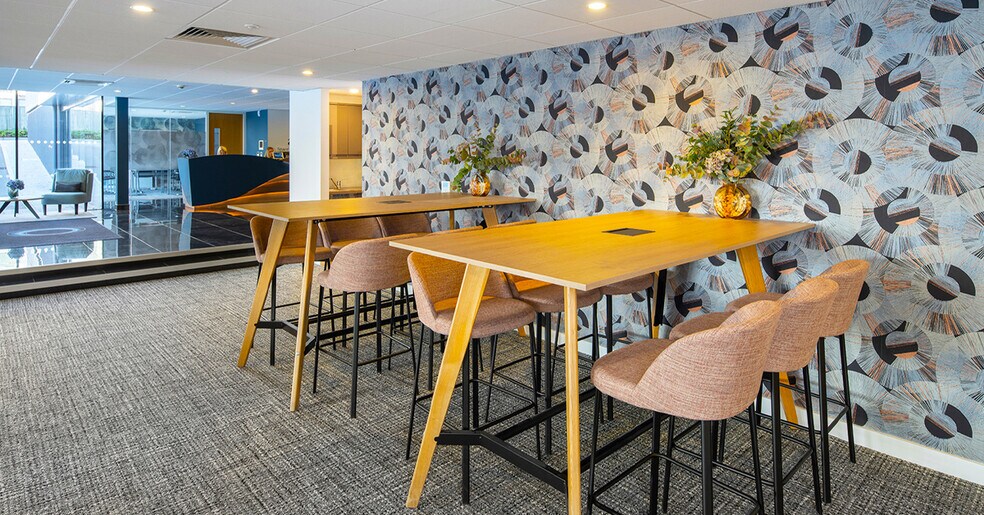 282 Farnborough Rd, Farnborough for lease - Interior Photo - Image 3 of 6