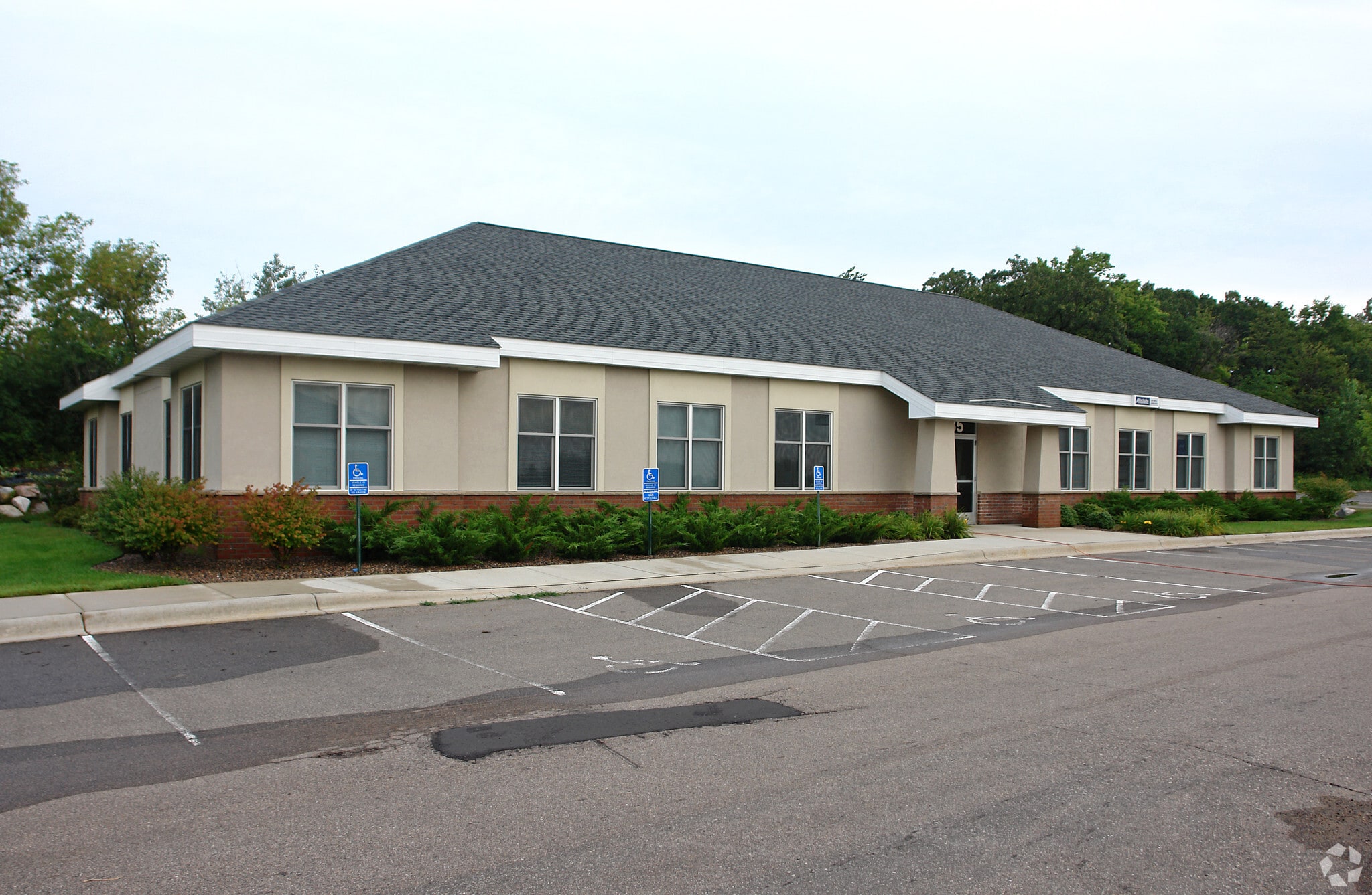 1585 Thomas Center Dr, Saint Paul, MN for lease Primary Photo- Image 1 of 9