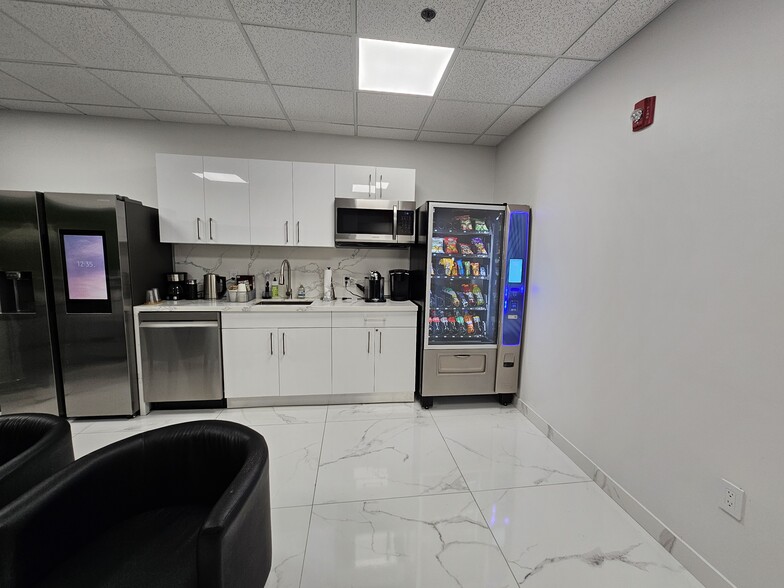 12550 Biscayne Blvd, North Miami, FL for lease - Building Photo - Image 1 of 2