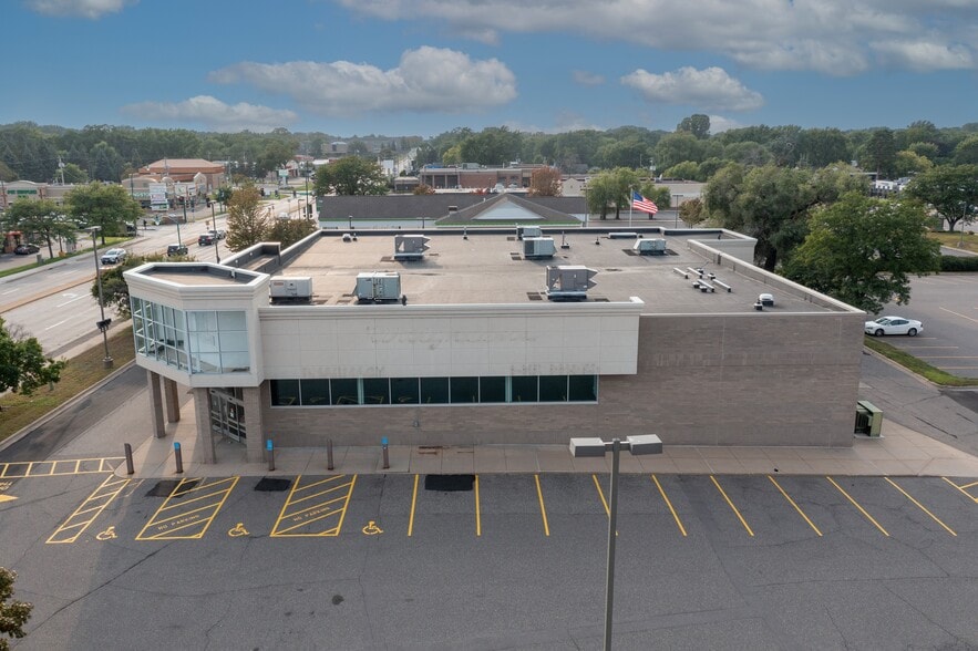 6800 Bass Lake Rd, Crystal, MN for sale - Building Photo - Image 3 of 5