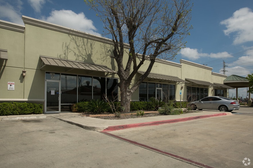 7127 Somerset Rd, San Antonio, TX for lease - Building Photo - Image 3 of 38