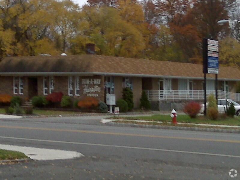 24 Little Falls Rd, Fairfield, NJ 07004