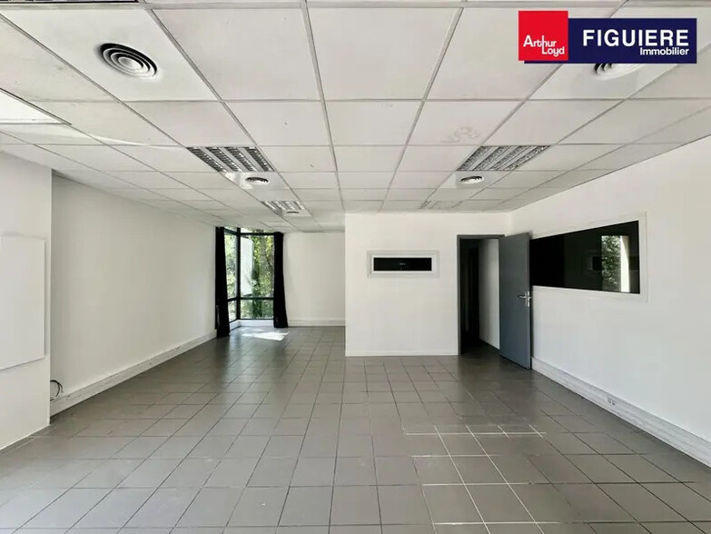 Flex in Châteauneuf-le-Rouge for lease - Interior Photo - Image 2 of 11