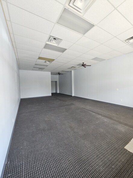 7801-7835 N Oak Tfwy, Kansas City, MO for lease - Interior Photo - Image 2 of 10