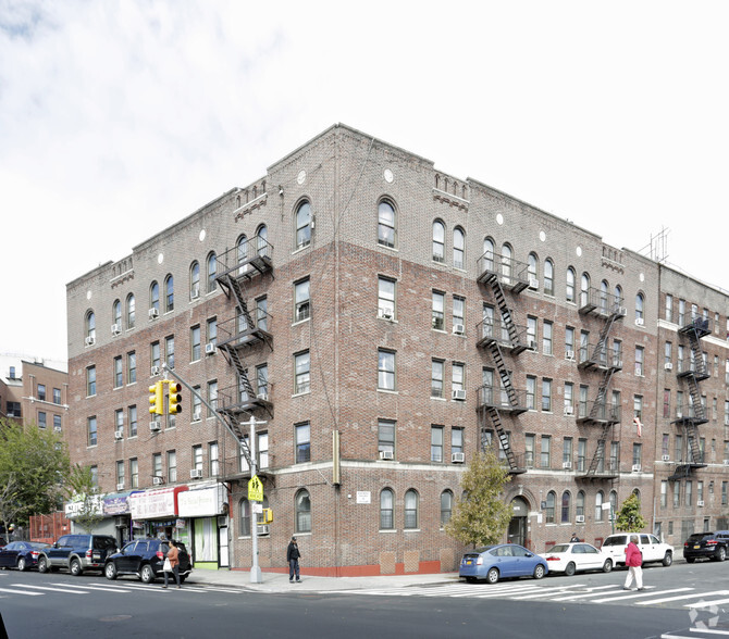 1975 Davidson Ave, Bronx, NY for lease - Primary Photo - Image 1 of 5