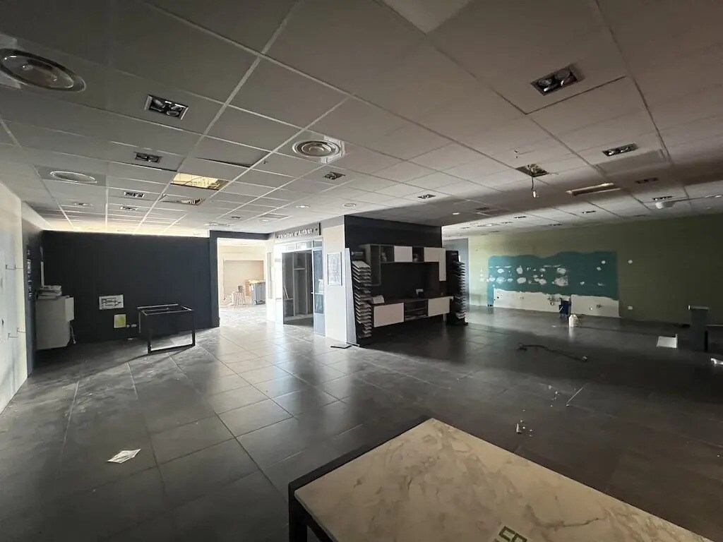 Retail in Biganos for lease Interior Photo- Image 1 of 9