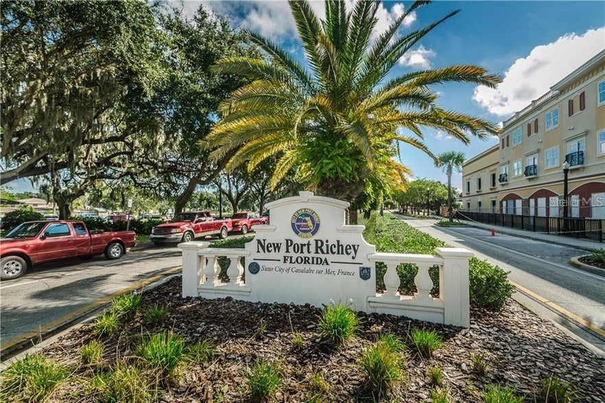 5845-5847 Main St, New Port Richey, FL for lease - Building Photo - Image 2 of 2