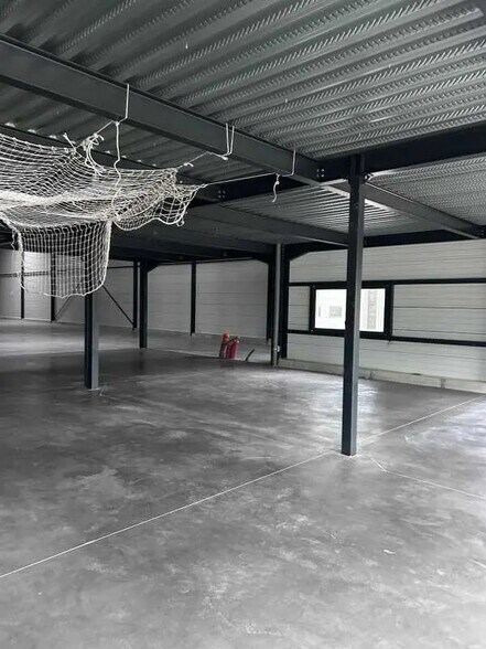 Office in Miribel for lease - Building Photo - Image 3 of 11