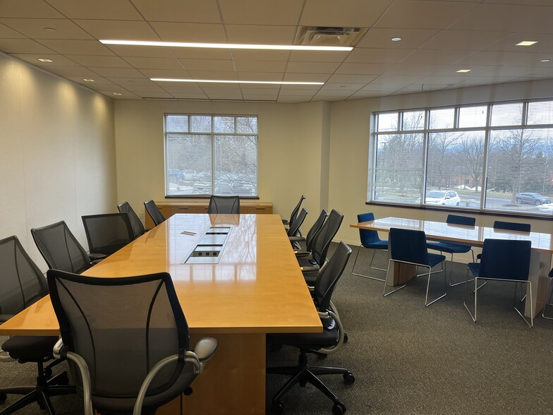 550 Essjay Rd, Williamsville, NY for lease - Interior Photo - Image 2 of 11