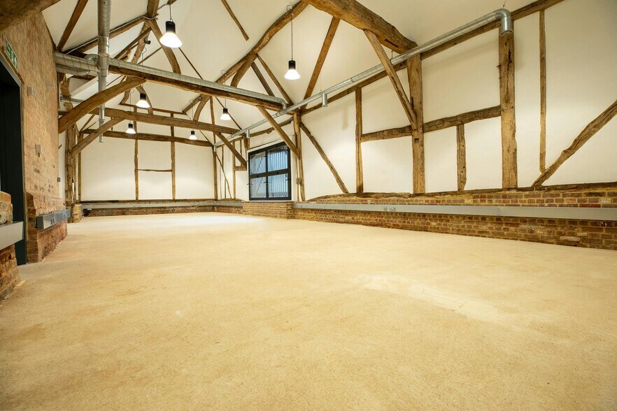 Manor Farm Barns, Hughenden Manor Estate, High Wycombe for lease - Building Photo - Image 3 of 10