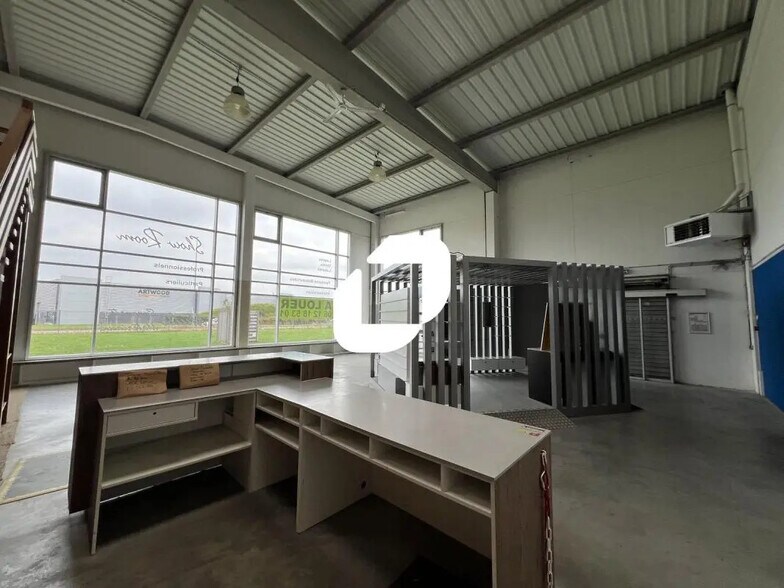 Office in Hallennes-lez-Haubourdin for lease - Interior Photo - Image 2 of 9