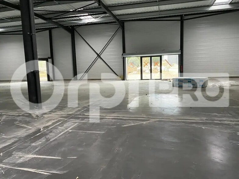 Retail in Anse for lease - Interior Photo - Image 2 of 4