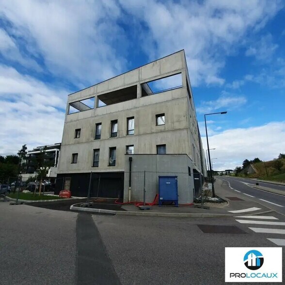 Office in Voiron for lease - Building Photo - Image 1 of 12