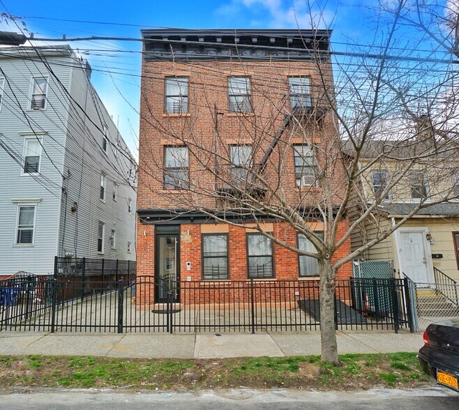 220 Targee St, Staten Island, NY for sale - Building Photo - Image 1 of 1