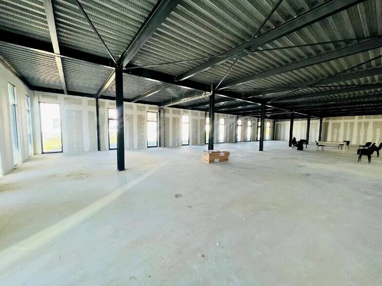 Retail in Plaisir for lease - Building Photo - Image 3 of 10