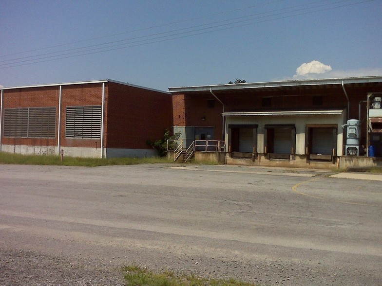 304 E Main St, Elkin, NC for lease - Building Photo - Image 2 of 2