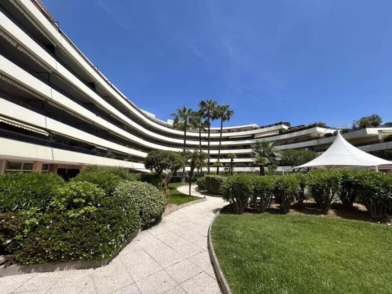 Retail in Saint-Laurent-du-Var for sale - Building Photo - Image 1 of 13