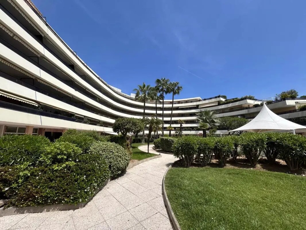 Retail in Saint-Laurent-du-Var for sale Building Photo- Image 1 of 14