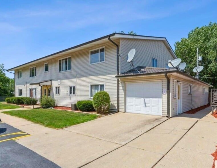 301-306 Larson Ct, Hillsdale, IL for sale - Building Photo - Image 2 of 9