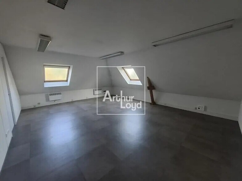 Office in Melun for lease - Interior Photo - Image 1 of 1