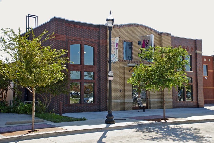 206 N Oak St, Roanoke, TX for sale - Primary Photo - Image 1 of 17