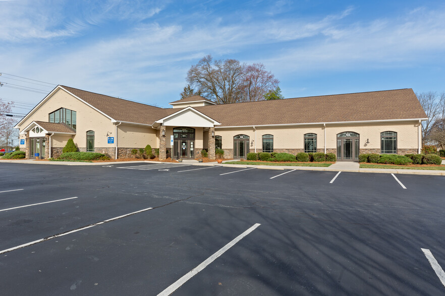 3911 Fountain Grove Dr, High Point, NC for lease - Primary Photo - Image 1 of 10