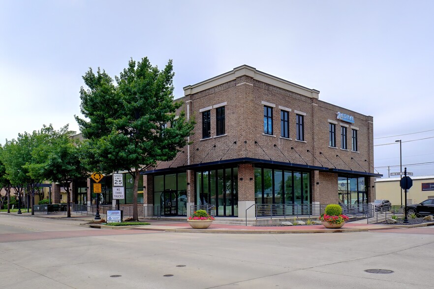 409 N Oak St, Roanoke, TX for sale - Building Photo - Image 1 of 26