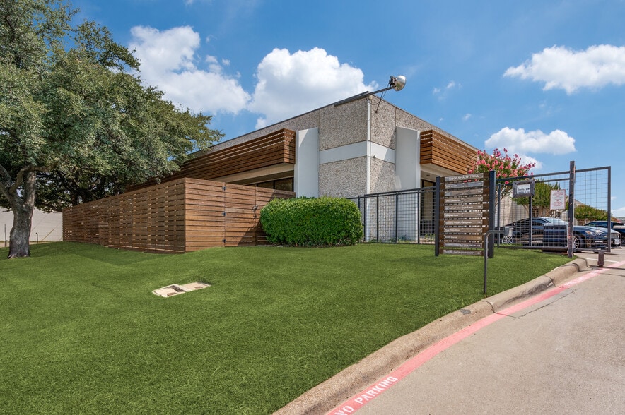 10606 Shady Trl, Dallas, TX for sale - Building Photo - Image 2 of 13