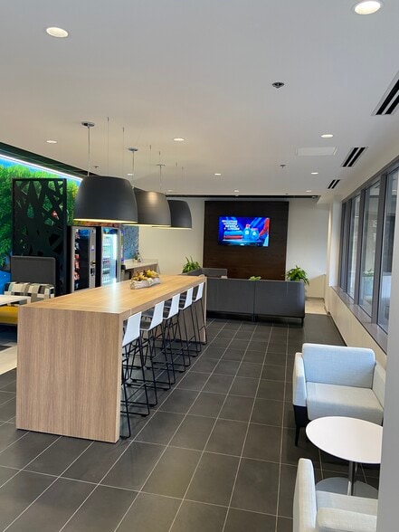 250 E 96th St, Indianapolis, IN for lease - Building Photo - Image 3 of 6