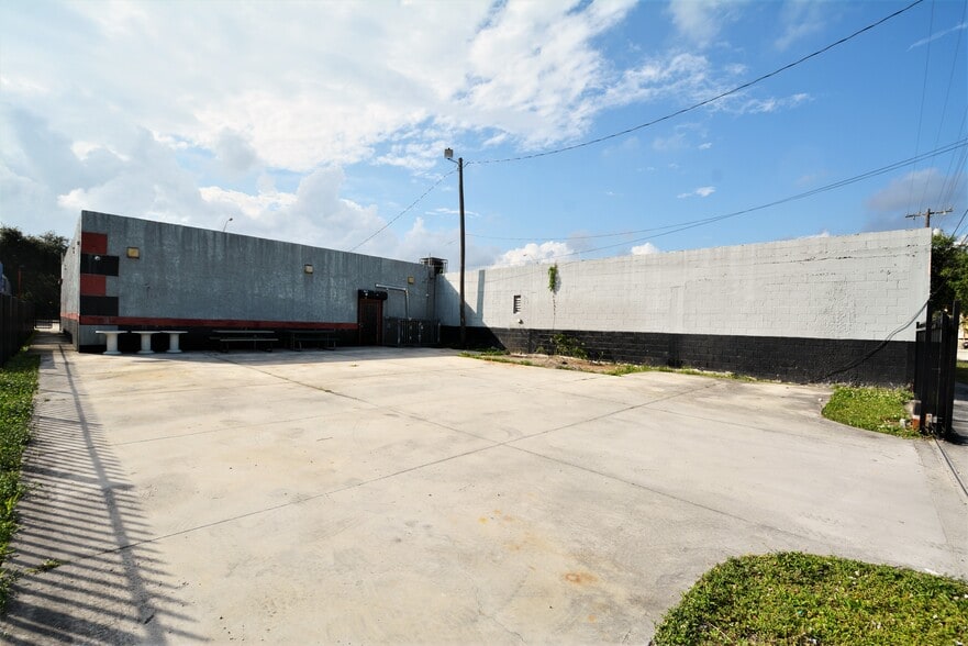 5525 NW 7th Ave, Miami, FL for lease - Building Photo - Image 2 of 19