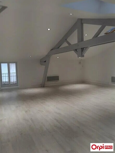 Retail in Valence for lease - Interior Photo - Image 3 of 4