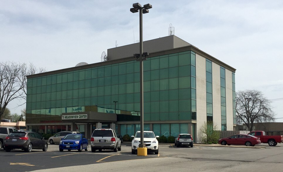 70 Meadowview Ctr, Kankakee, IL for lease - Building Photo - Image 3 of 4
