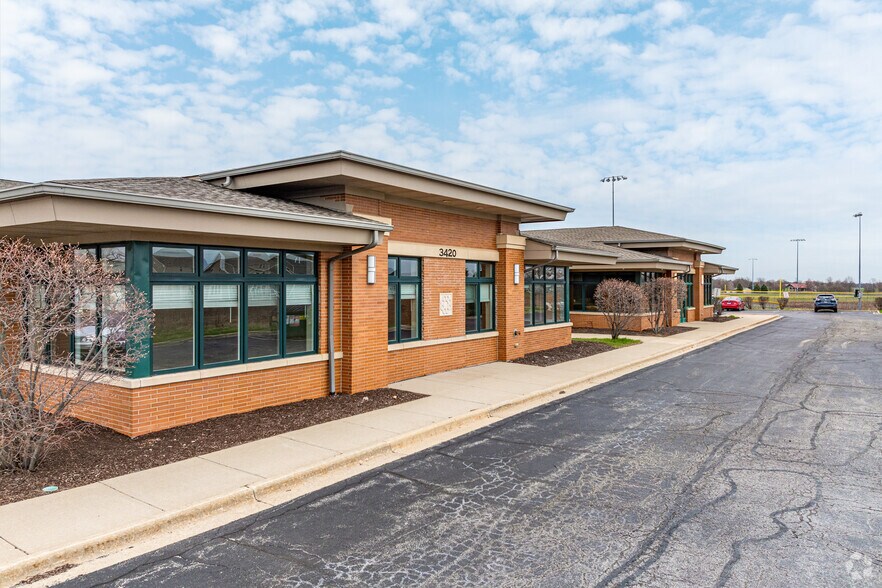 3420 Lacrosse Ln, Naperville, IL for lease - Building Photo - Image 2 of 11