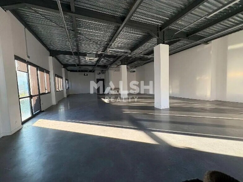 Flex in Lyon for lease - Building Photo - Image 2 of 4