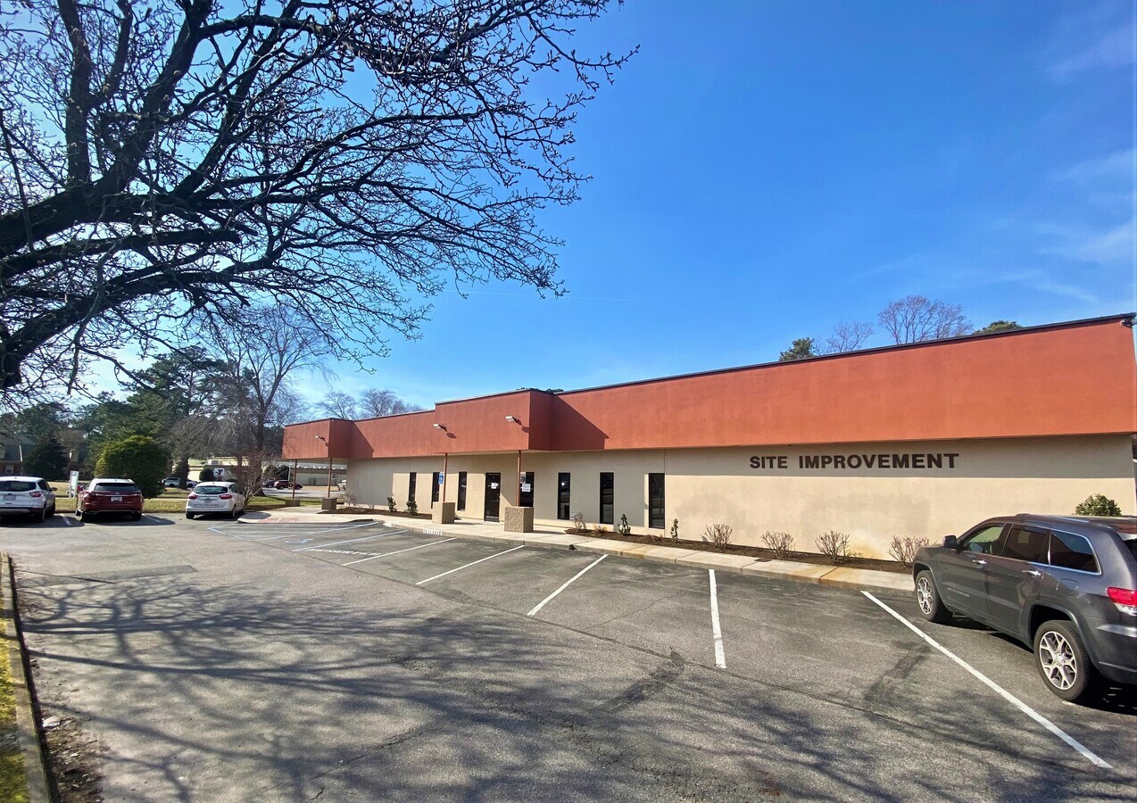 800 Juniper Cres, Chesapeake, VA 23320