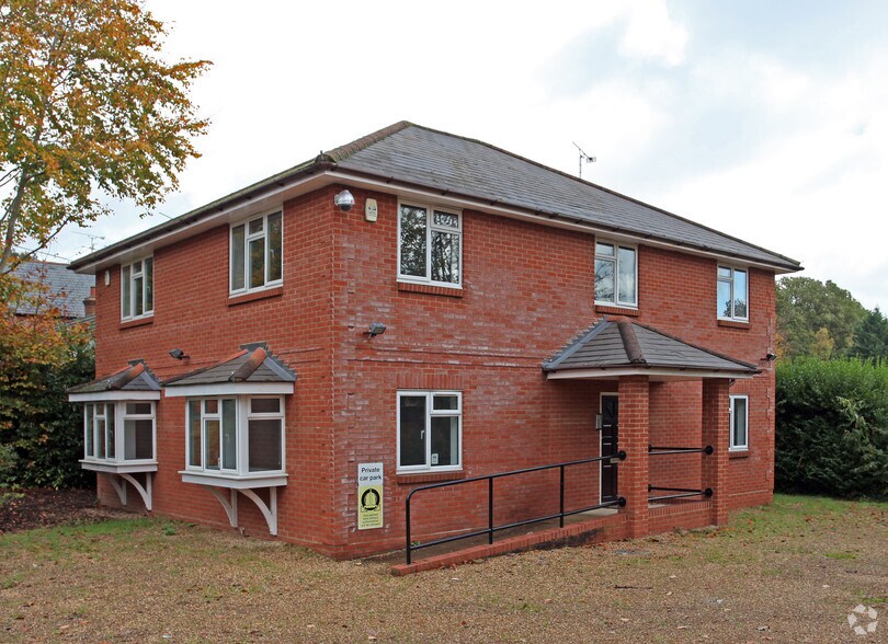 New Rd, Crowthorne, BKS RG45 6NA