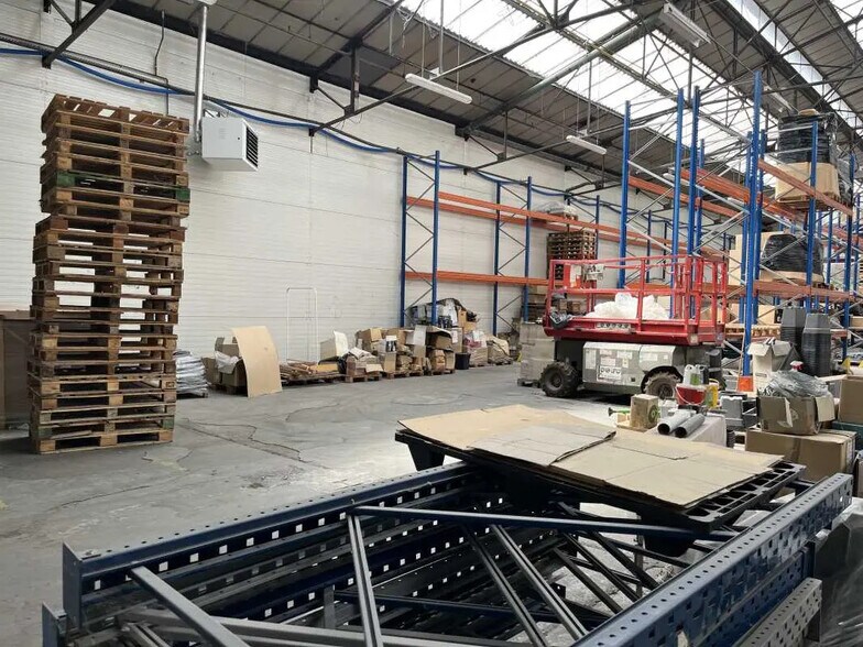 Flex in Montataire for lease - Interior Photo - Image 2 of 5