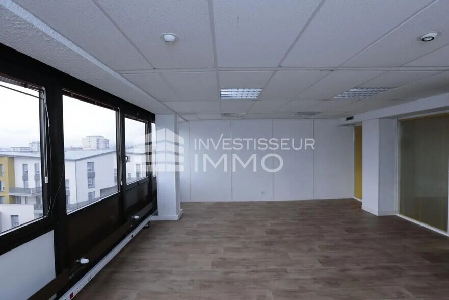 Office in Créteil for lease - Interior Photo - Image 3 of 7