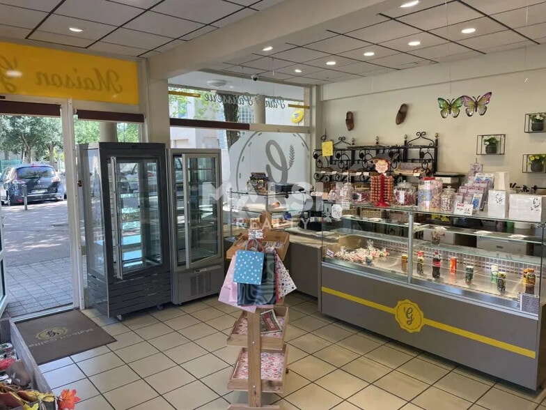 Retail in Villette-de-Vienne for lease - Interior Photo - Image 1 of 3