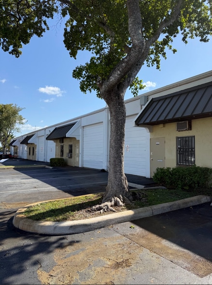 2101-2251 SW 59th Ave, West Park, FL for lease - Building Photo - Image 1 of 9