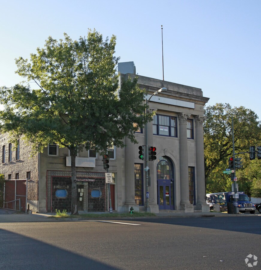 5913 Ave NW, Washington, DC 20011