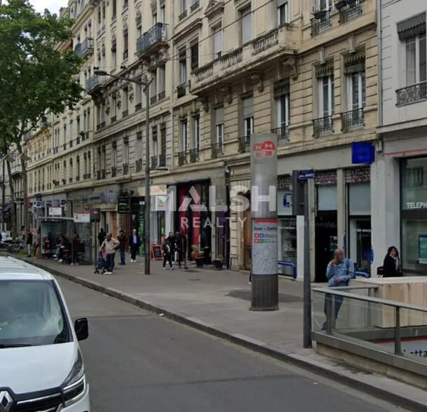 Retail in Lyon for lease - Building Photo - Image 2 of 4