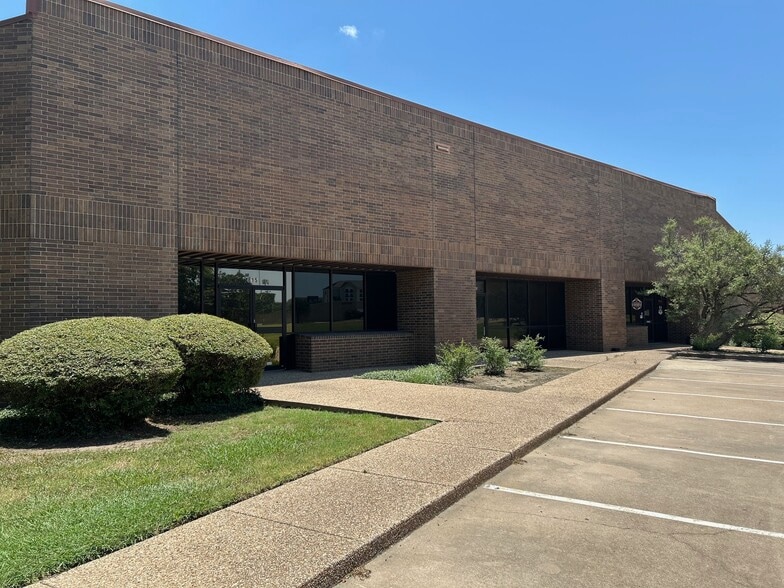 817 Greenview Dr, Grand Prairie, TX for lease - Building Photo - Image 1 of 26