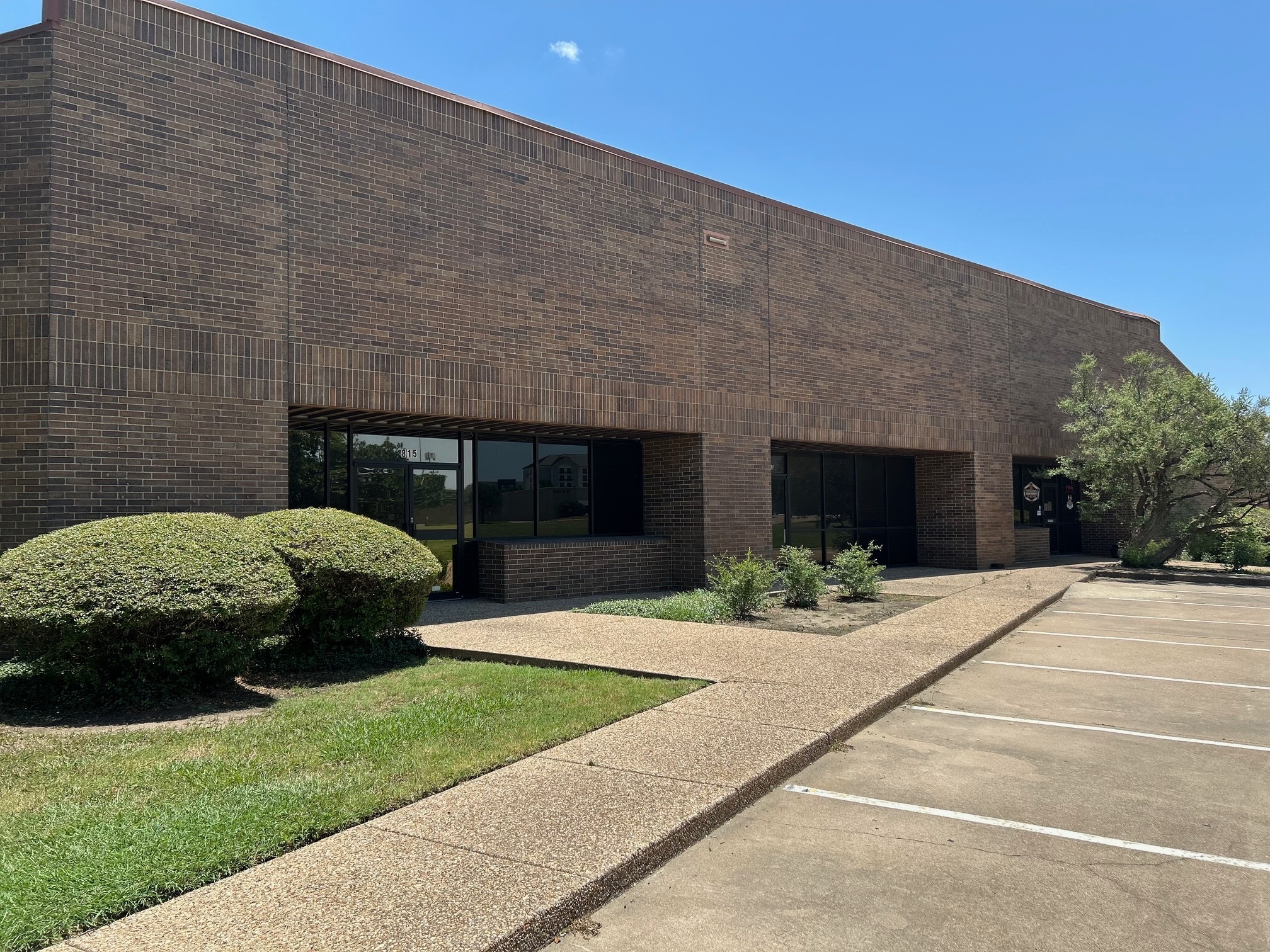 817 Greenview Dr, Grand Prairie, TX for lease Building Photo- Image 1 of 27