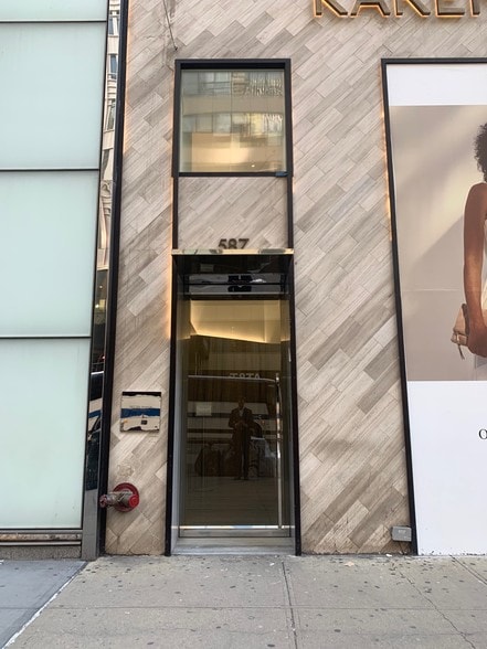 587 Fifth Ave, New York, NY for lease - Building Photo - Image 3 of 4