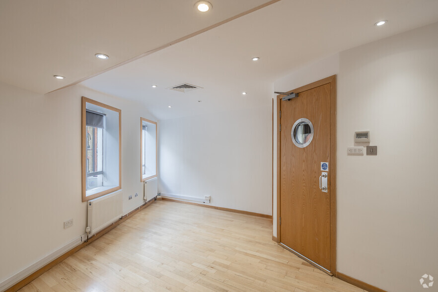 66-67 Wells St, London for lease - Interior Photo - Image 2 of 12