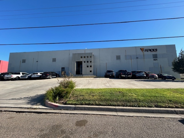 821 Union Pacific Blvd, Laredo, TX for lease - Building Photo - Image 1 of 25