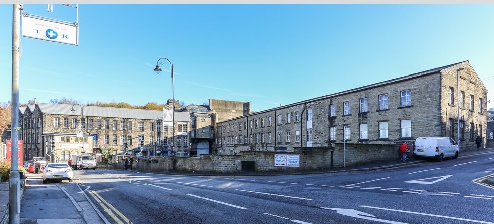 Hoyle House Fold, Linthwaite for sale Primary Photo- Image 1 of 1