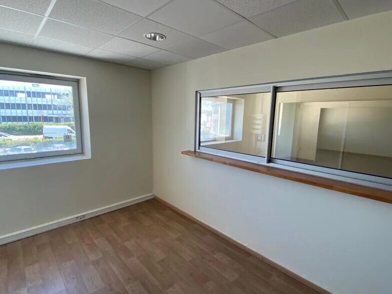 Office in Montauban for lease - Interior Photo - Image 2 of 5
