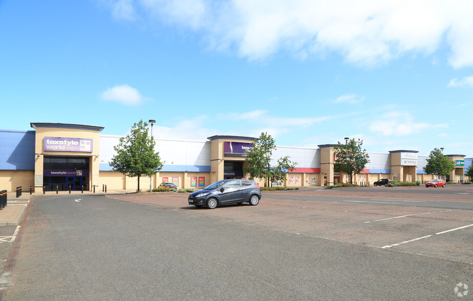 West Lodge Rd, Renfrew for lease - Building Photo - Image 2 of 8